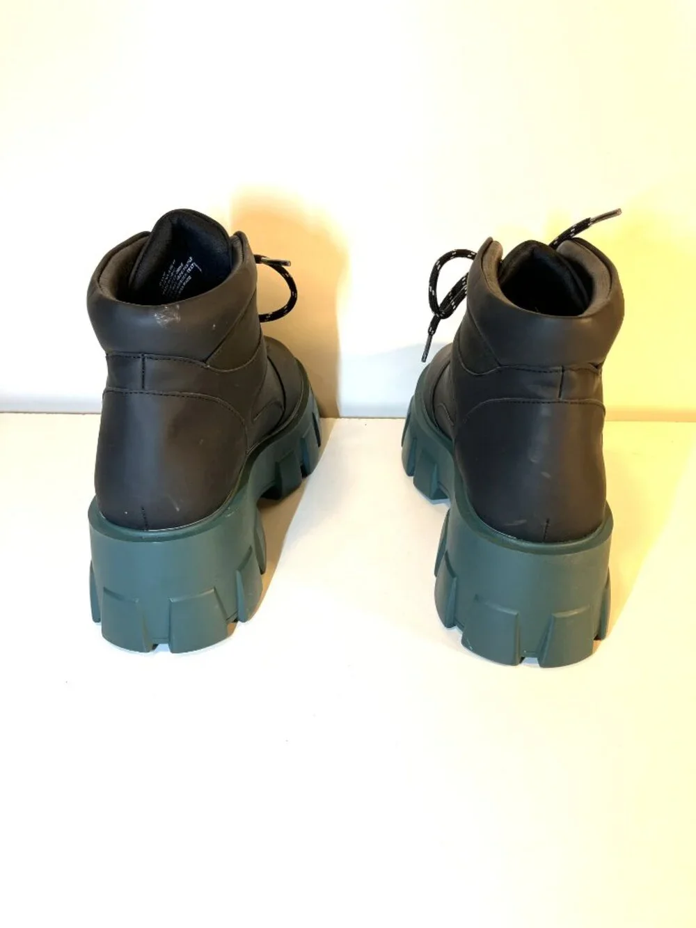 SHOEDAZZLE Thick Lug-Soled Black/Green Ankle Boots.  Size 10.  Excellent cond.